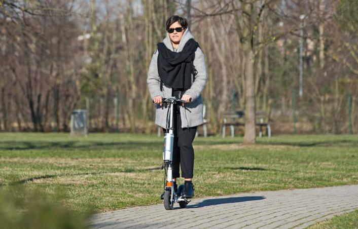 Ahora un scooter eléctrico ecológico Z3 creado por Airwheel es útil para ayudar a la humanidad a mantener fuera de la niebla con humo.