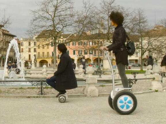 Pasó sin problemas y rápidamente por varias curvas. Algunos parecían sentirse nerviosos porque sus scooters de dos ruedas inteligentes no eran buenos en curvas.